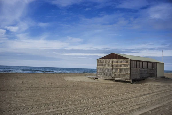 Пейзаж острова, одинокий дом на пляже . — стоковое фото