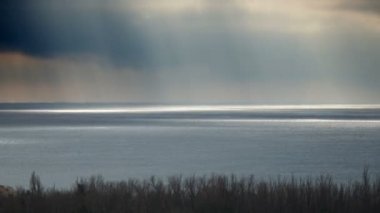 karanlık fırtınalı bulutlar ve deniz.