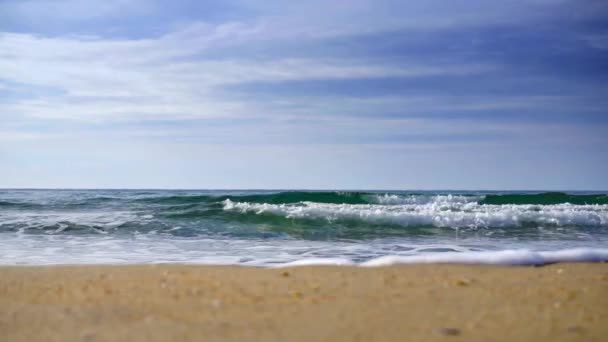 Sprankelende golvend water schijnt op een zonnige dag, abstracte onscherpe achtergrond op het strand van de zomer — Stockvideo