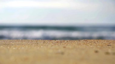 Köpüklü dalgalı su bulanık arka plan yaz sahilde güneşli bir parlıyor