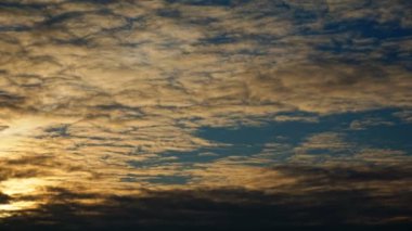 Dramatik gündoğumu gökyüzü bulutlar timelapse ile