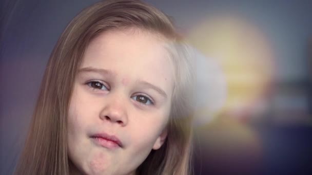 Retrato de niña emocional con bokeh fantástico — Vídeo de stock