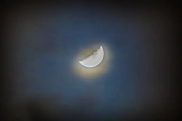 Нічне небо з місяцем і хмарами — стокове фото