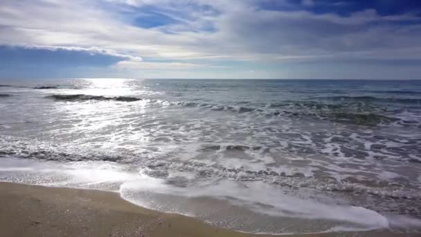 Praia costeira com ondas do mar. Resort paraíso ensolarado . — Vídeo de Stock
