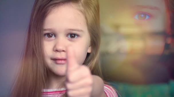 Portrait de petite fille émotionnelle montrer pouce avec bokeh fantastique — Video