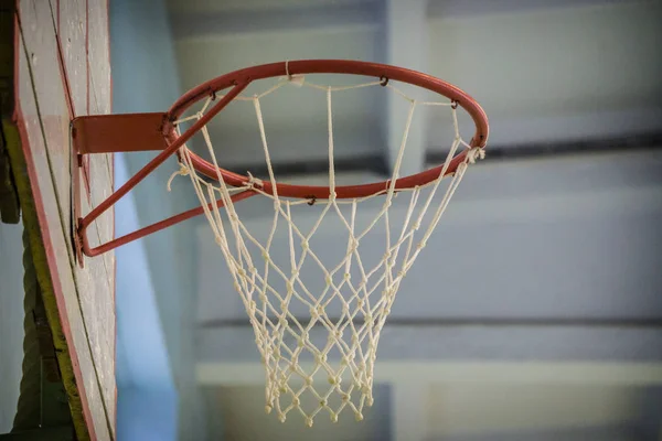 Vecchio canestro da basket al coperto in palestra a scuola — Foto Stock