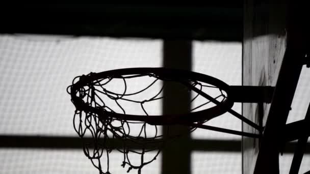 Старое баскетбольное кольцо в спортзале в школе. Мяч попал в кольцо — стоковое видео