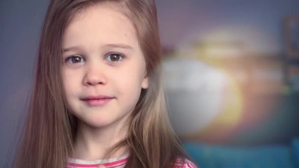 Portrait de petite fille émotionnelle montrer pouce avec bokeh fantastique — Video