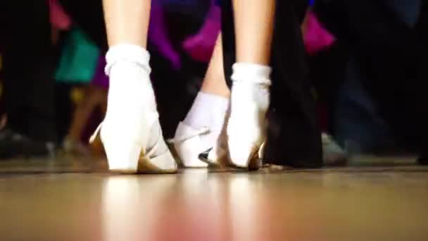 Φόντο - παιδικό τουρνουά στο ballroom χορούς - τα πόδια στο πάτωμα — Αρχείο Βίντεο