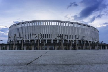 Krasnodar, Rusya - 22 Şubat 2017: Park çınar ağaçları Stadyumu Fc Krasnodar üzerinde 22 Şubat 2017 önünde
