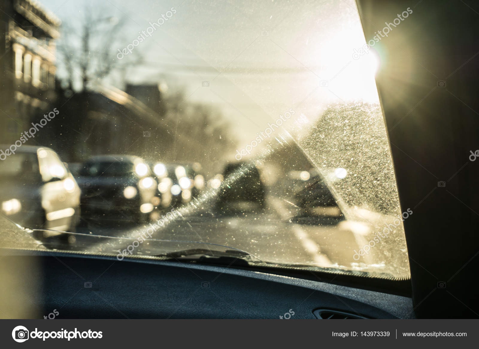 汚れた質感を持つ車のガラス 背景のぼけの道 朝の陽光 ストック写真 C Otaraevchermen