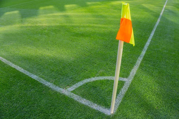 Bandera amarilla en la esquina del patio de fútbol, viento perezoso soplando . —  Fotos de Stock