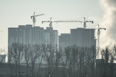 Vinç bina ve inşaat gökyüzü altında bina siluet