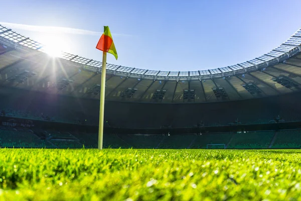 Krasnodar, Rusya - 28 Şubat 2017: Sarı bayrak Fc Krasnodar Stadyumu futbol oyun köşesinde üzerinde 28 Şubat 2017