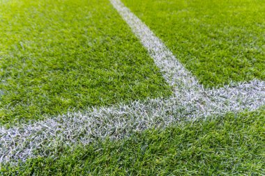 Yeşil futbol sahasında beyaz şerit.