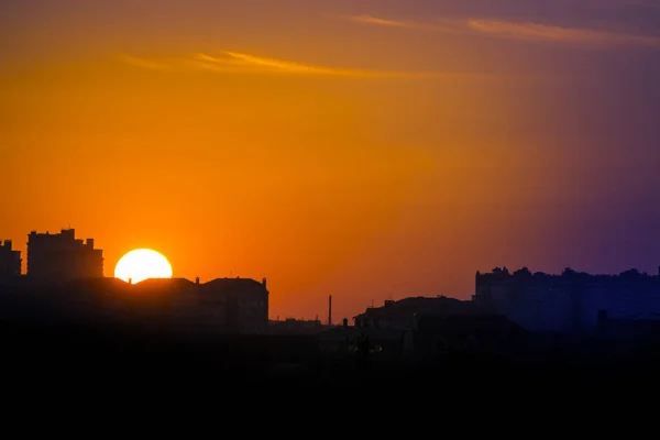 Πόλη κατά τη διάρκεια της ζεστό ηλιοβασίλεμα Εικόνα Αρχείου