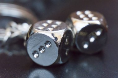 Cam zemin üzerine iki metal dices