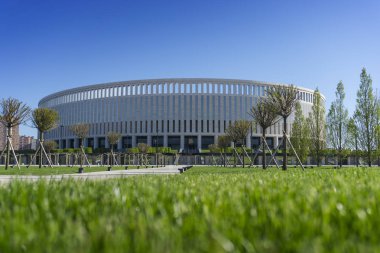 Krasnodar, Rusya - 26 Nisan 2017: Park yeşil ağaçlar üzerinde 26 Nisan 2017 Fc Krasnodar Stadyumu önünde