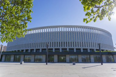Krasnodar, Rusya - 26 Nisan 2017: Park yeşil ağaçlar üzerinde 26 Nisan 2017 Fc Krasnodar Stadyumu önünde