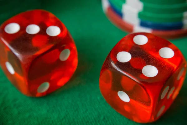 İki kırmızı zar 7, casino chipi olarak yeşil keçe kartlarına düşmek