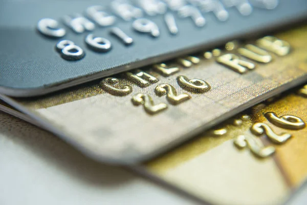 Arany és platina hitelkártyák közelről — Stock Fotó