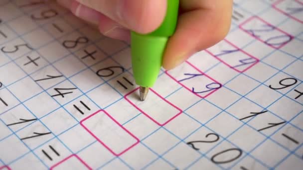 Mathe-Hausaufgaben machen. löst einfache Beispiele — Stockvideo