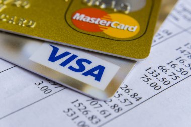 Krasnodar, Rusya Federasyonu - 9 Mayıs 2017: kart Master ve Visa kartlarına fatura ödeme için.