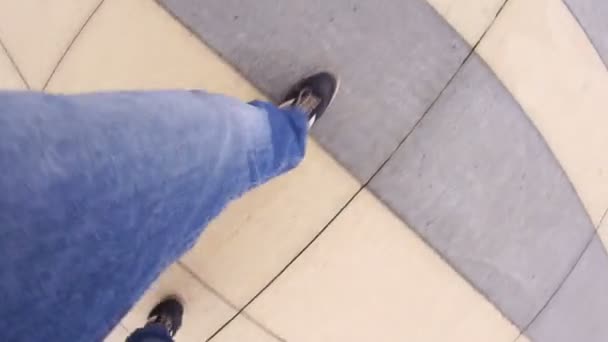 Мужские ноги идут по пешеходной дорожке — стоковое видео