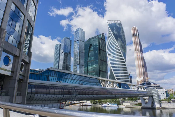 Moskova - 08 Haziran 2017: Moscow City gökdelen geniş açı bakış. Modern ticari binalar.