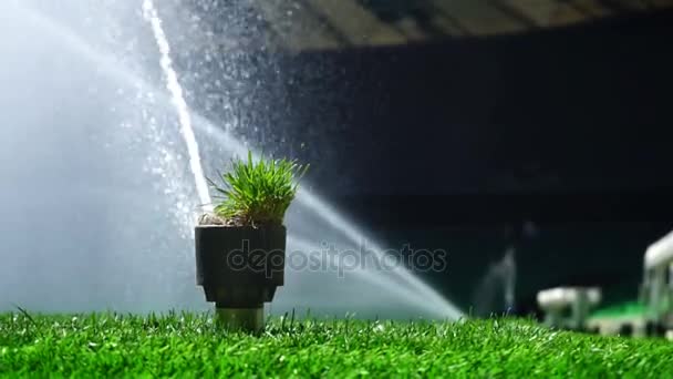 Voetbal of de voetbal veld irrigatiesysteem van automatische drenken gras. Met origineel geluid. — Stockvideo