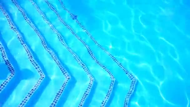Досить маленька дівчинка плаває в відкритому басейні і отримує задоволення — стокове відео
