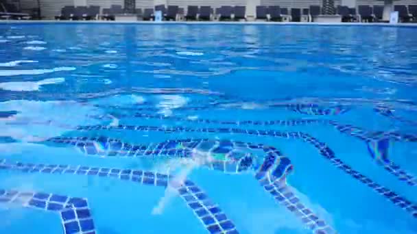 Čistá voda ve venkovním bazénu v klubu — Stock video