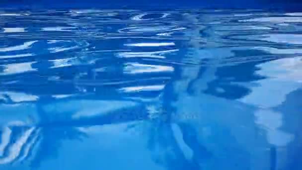 Eau claire dans une piscine extérieure dans le club — Video