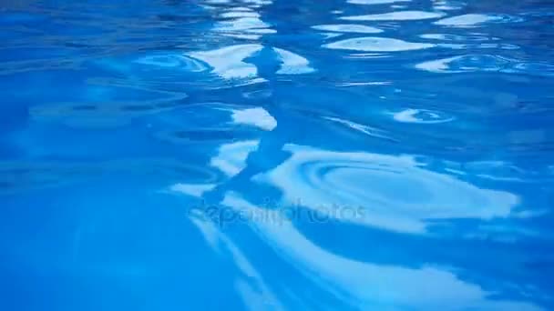 Clear water in a outdoor swimming pool in the club — Stock Video