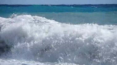 Deniz yüzeyi statik cam, güzel dalgalar, sorunsuz döngü, yüksek çözünürlüklü ile vurdu. Orijinal ses.