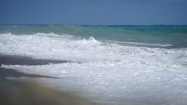 Επιφάνεια της θάλασσας πυροβόλησε με όμορφο κύματα, αδιάλειπτη βρόχο, στατική κάμερα, υψηλής ευκρίνειας. Πρωτότυπο ήχο. — Αρχείο Βίντεο