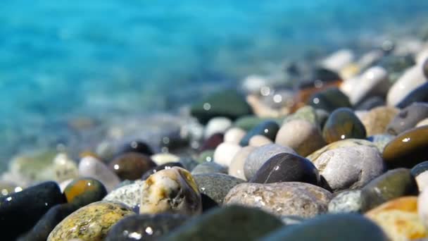 Sea beach of peebles with the foam of the waves in motion — Stock Video