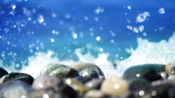 モーションで波の泡でピーブルズの海ビーチ — ストック動画