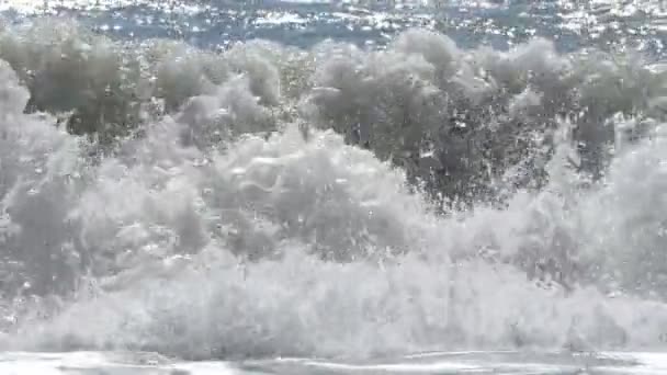 Επιφάνεια της θάλασσας πυροβόλησε με όμορφο κύματα, αδιάλειπτη βρόχο, στατική κάμερα, υψηλής ευκρίνειας. Πρωτότυπο ήχο. — Αρχείο Βίντεο