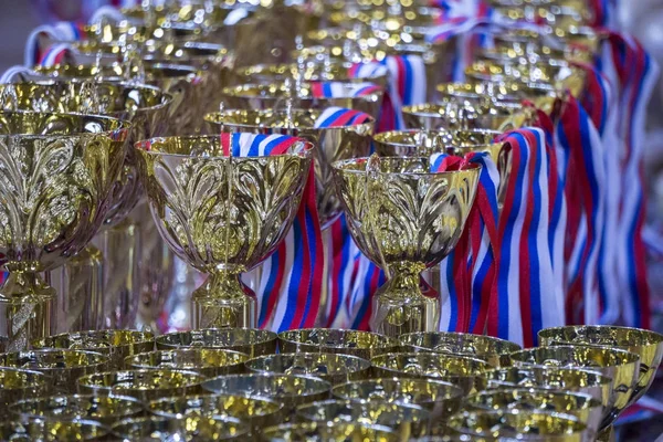 Altın Kupa ile rekabet için mor beyaz ve mavi kurdele. Ödül kazanmak için Gold Kupası