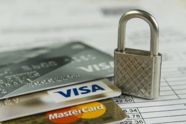 Krasnodar, Rusya - 30 Ekim 2017: Koruma kredi Visa ve Master kartlar hacker saldırılarına karşı.