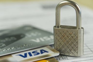 Krasnodar, Rusya - 30 Ekim 2017: Koruma kredi Visa ve Master kartlar hacker saldırılarına karşı.
