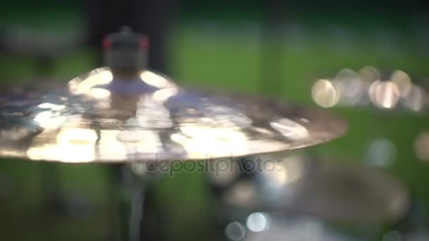 Primer plano de imágenes de dos palos de tambor golpeando una placa de tambor — Vídeo de stock