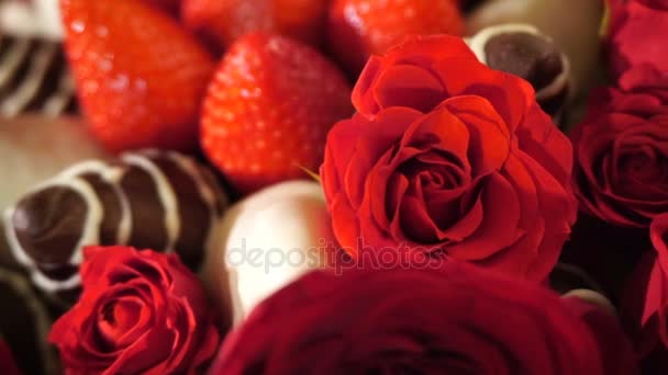 玫瑰和草莓在巧克力结霜的花束。旋转电影. — 图库视频影像