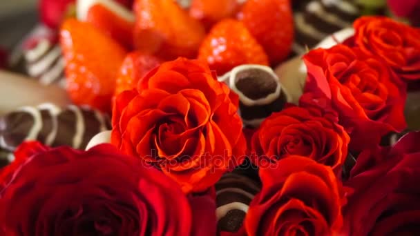 Bouquet mit Rose und Erdbeere in Schokolade Zuckerguss. Rotationsfilm. — Stockvideo