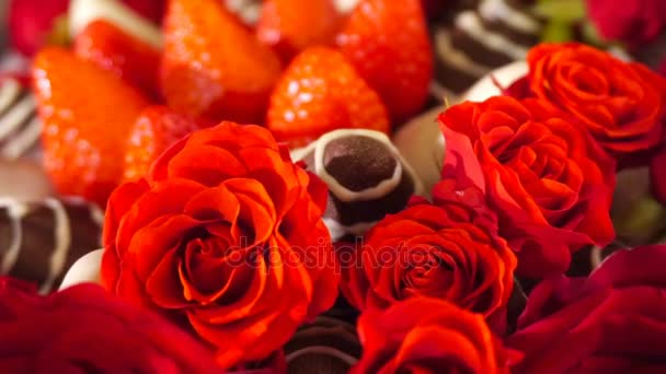 Περιστροφή ομορφιά μπουκέτο με τριαντάφυλλο και την φράουλα σε πάγωμα σοκολάτας. Αργή κίνηση. — Αρχείο Βίντεο