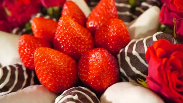 Ramo de belleza de rotación con rosa y fresa en glaseado de chocolate. Movimiento lento . — Vídeo de stock