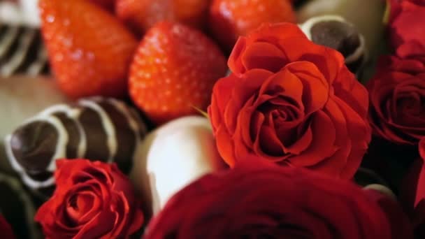Ramo con rosa y fresa en glaseado de chocolate. Película de rotación . — Vídeo de stock