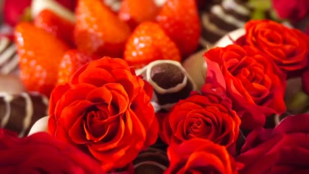 Ramo de belleza de rotación con rosa y fresa en glaseado de chocolate. Movimiento lento . — Vídeos de Stock