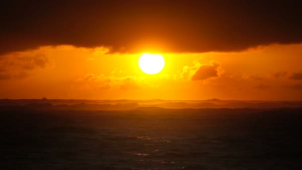 Dramatisk solnedgång över havets vågor. Moln — Stockvideo